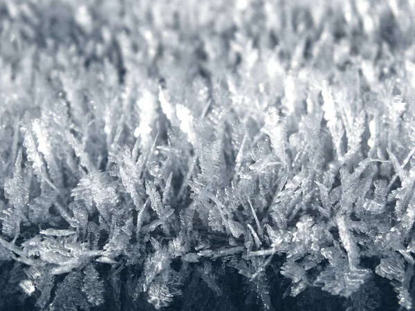 Fond d'hiver avec des motifs de cristaux de flocons de neige et de neige sur — Photo