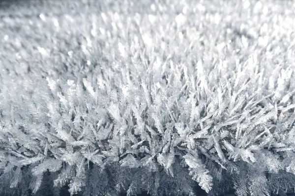 Fundo de inverno com padrões de cristais de flocos de neve e neve em — Fotografia de Stock