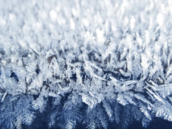 Fond d'hiver avec des motifs de cristaux de flocons de neige et de neige sur — Photo