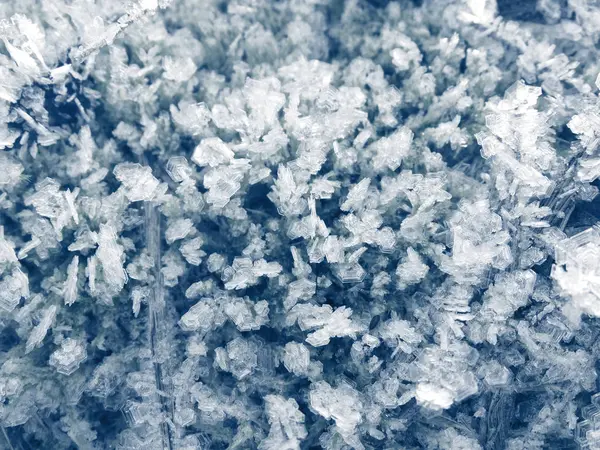 Zimní pozadí se sněhové vločky krystaly vzory a sníh na — Stock fotografie