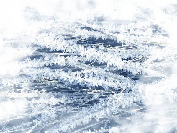 Зимний фон с кристаллами снежинки и снег на — стоковое фото
