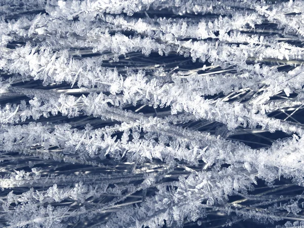 Fond d'hiver avec des motifs de cristaux de flocons de neige et de neige sur — Photo