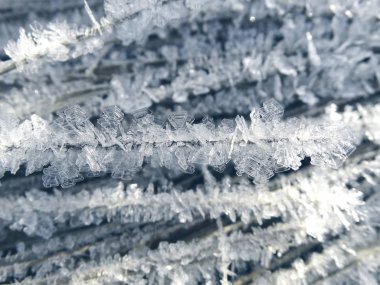 Kar tanelerinin, kristallerin ve karın olduğu kış arkaplanı 