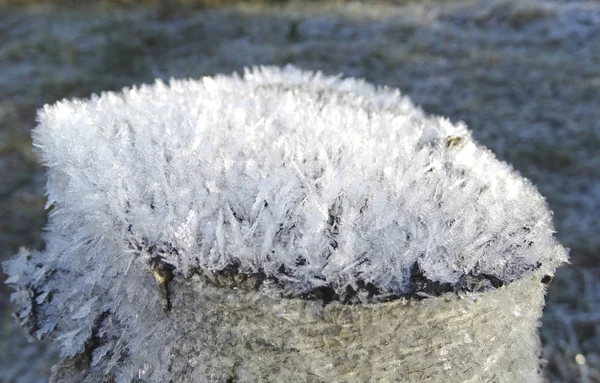 Fundo de inverno com padrões de cristais de flocos de neve e neve em — Fotografia de Stock