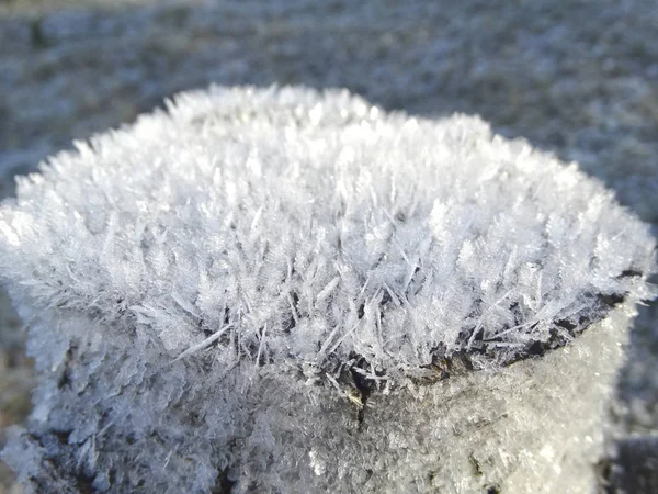 Fundo de inverno com padrões de cristais de flocos de neve e neve em — Fotografia de Stock