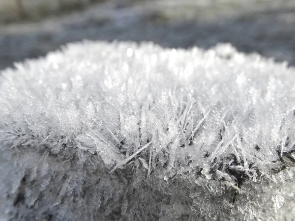 Fundo de inverno com padrões de cristais de flocos de neve e neve em — Fotografia de Stock