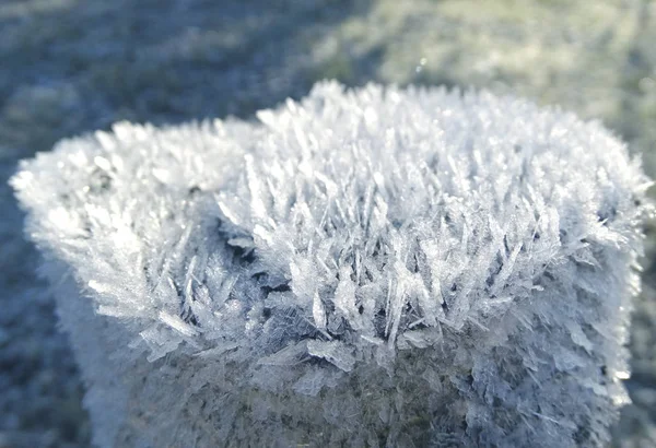 Fundo de inverno com padrões de cristais de flocos de neve e neve em — Fotografia de Stock