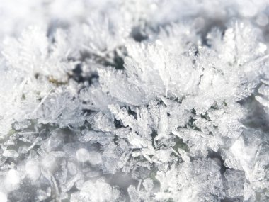 Kar tanelerinin, kristallerin ve karın olduğu kış arkaplanı 