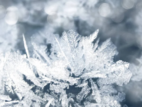 有雪花晶体图案和雪的冬季背景 — 图库照片