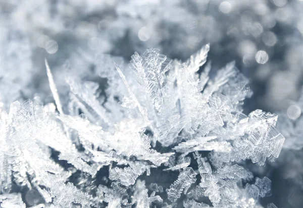Kar tanelerinin, kristallerin ve karın olduğu kış arkaplanı — Stok fotoğraf
