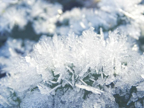 Fondo de invierno con patrones de cristales de copos de nieve y nieve en — Foto de Stock