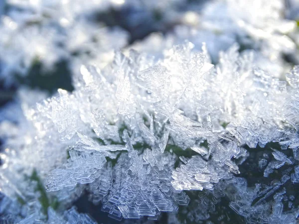 有雪花晶体图案和雪的冬季背景 — 图库照片