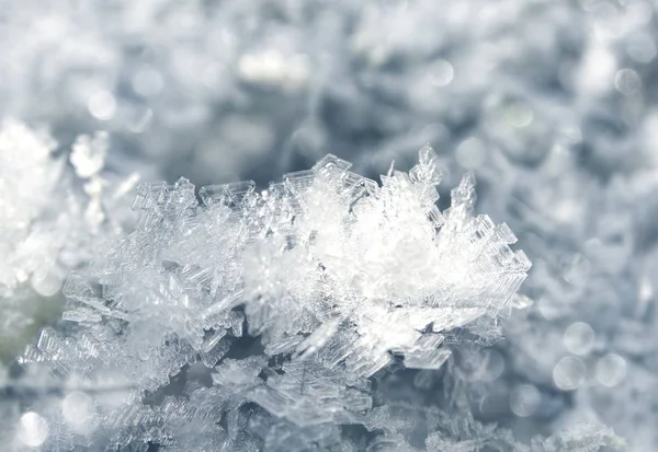 Sfondo invernale con cristalli di fiocchi di neve modelli e neve su — Foto Stock