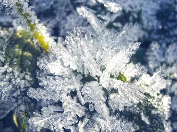 有雪花晶体图案和雪的冬季背景 — 图库照片