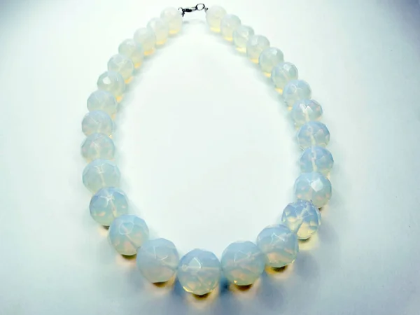 Perles de mode collier bijoux avec des cristaux semi-gemmes pierre de lune — Photo