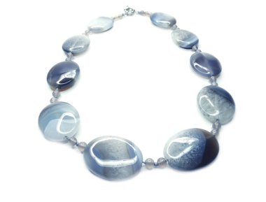 Moda boncukları yarı değerli kristallerle donatılmış kolye takıları.