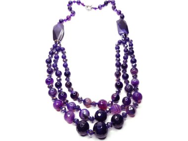 Moda boncukları, yarı değerli mercan taşlı kolyeler.