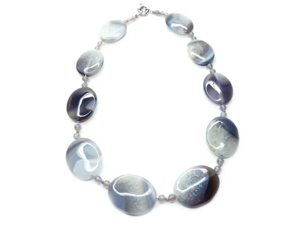 Бисер ожерелье ювелирные изделия с полупрозрачными кристаллами агат — стоковое фото