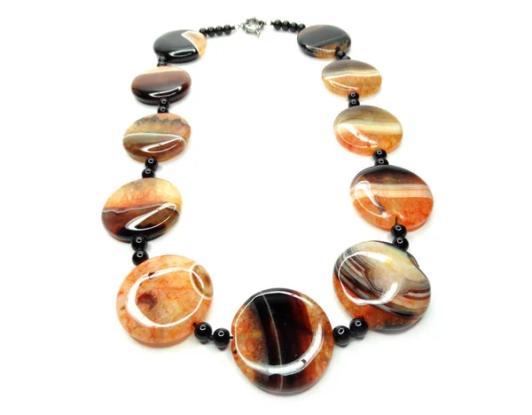 Бисер ожерелье ювелирные изделия с полупрозрачными кристаллами агат — стоковое фото