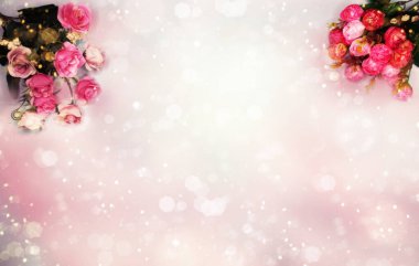 Çiçek açan gül ve yaprakların bahar arkaplanı 