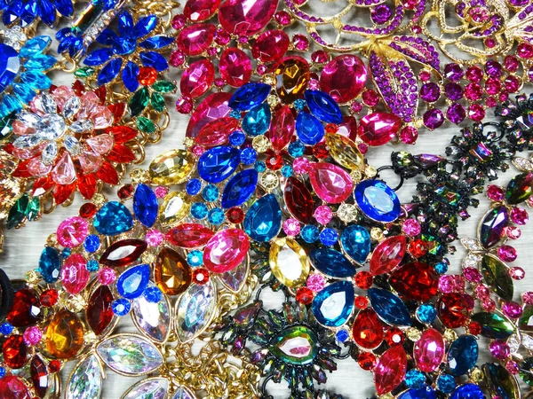 Bijoux perles de mode fond de collier avec cristaux colorés — Photo