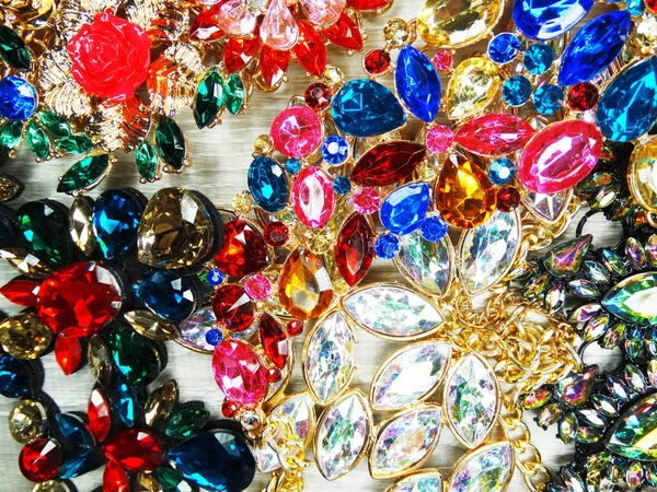 Gioielli moda perline collana sfondo con cristalli colorati — Foto Stock