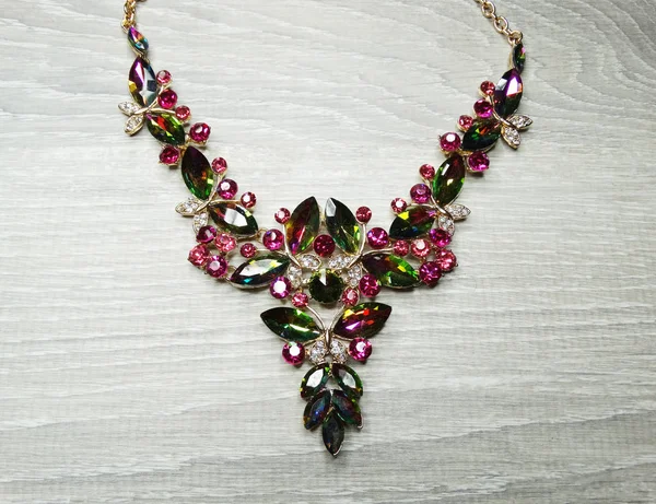 Ювелірна мода бісер намисто фон з різнокольоровими кристалами — стокове фото