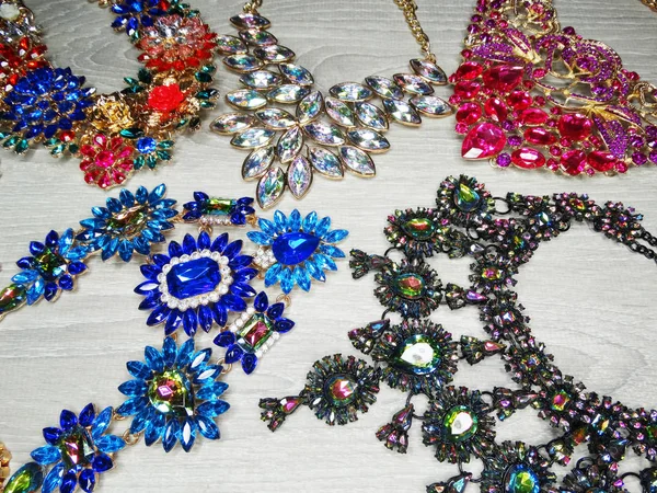 Bijoux perles de mode fond de collier avec cristaux colorés — Photo