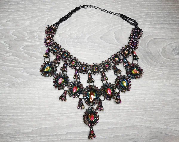 Ювелирные изделия моды бусы ожерелье фон с красочными кристаллами — стоковое фото