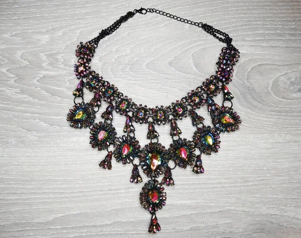 Bijoux perles de mode fond de collier avec cristaux colorés — Photo