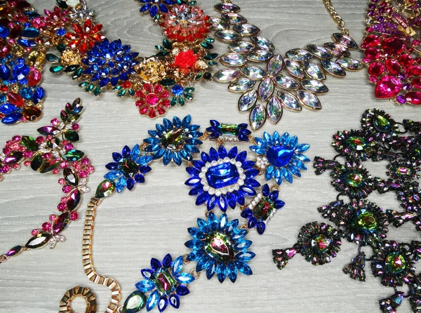 Κοσμήματα κολιέ μόδας χάντρες φόντο με πολύχρωμα κρύσταλλα — Φωτογραφία Αρχείου
