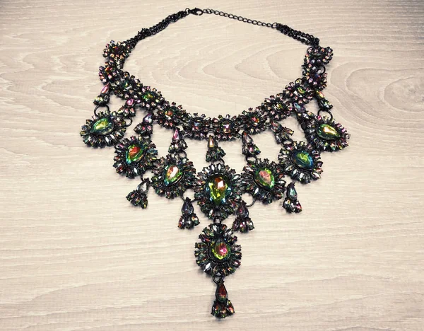 Ékszerek divat gyöngyök nyaklánc háttér színes kristályok — Stock Fotó