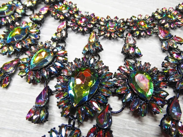Schmuck Mode Perlen Halskette Hintergrund mit bunten Kristallen — Stockfoto
