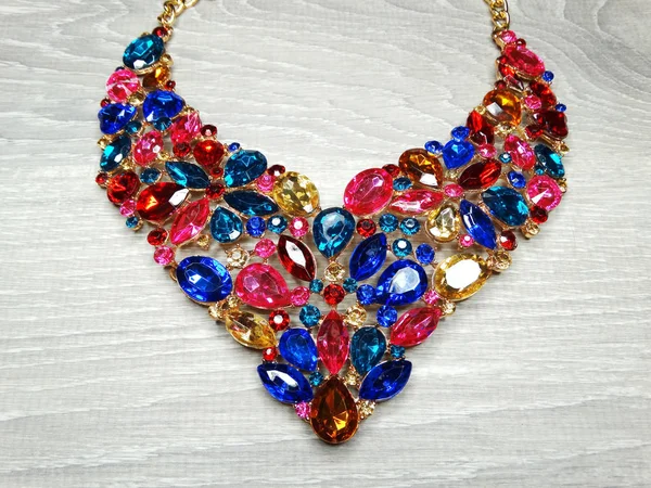 Ékszerek divat gyöngyök nyaklánc háttér színes kristályok — Stock Fotó