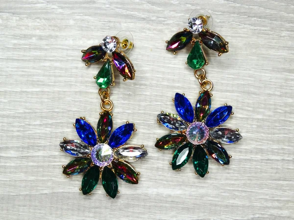 Jewelry fashion earrings background with colorful crystals — 图库照片