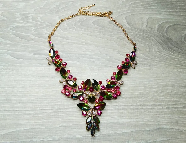Joyería perlas de moda collar fondo con cristales de colores — Foto de Stock