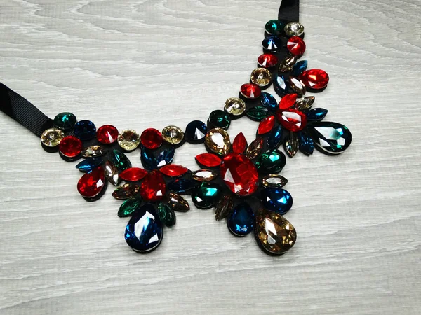 Bijoux perles de mode fond de collier avec cristaux colorés — Photo