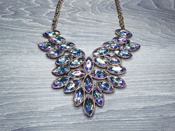 Šperky módní korálky náhrdelník pozadí s barevnými krystaly — Stock fotografie