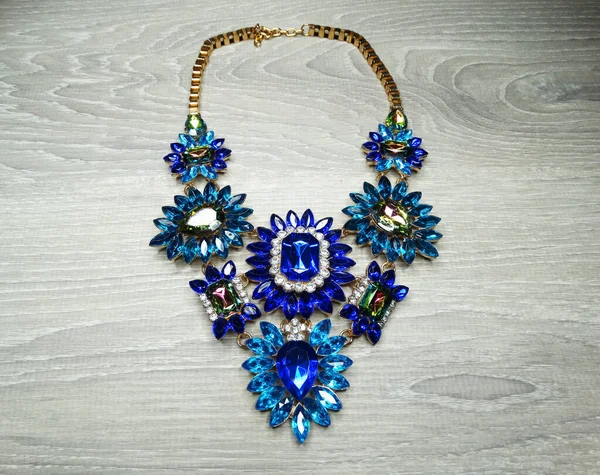 Jewelry fashion beads necklace background with colorful crystals — 图库照片