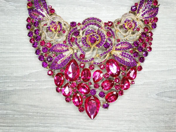 Ювелирные изделия моды бусы ожерелье фон с красочными кристаллами — стоковое фото