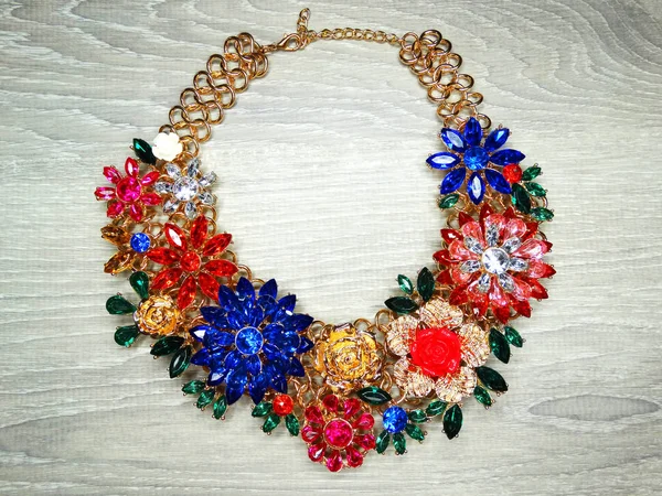 Bijoux perles de mode fond de collier avec cristaux colorés — Photo