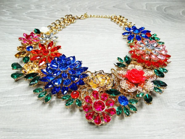 Κοσμήματα κολιέ μόδας χάντρες φόντο με πολύχρωμα κρύσταλλα — Φωτογραφία Αρχείου