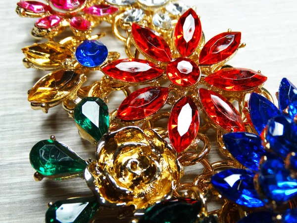 Bijoux perles de mode fond de collier avec cristaux colorés — Photo