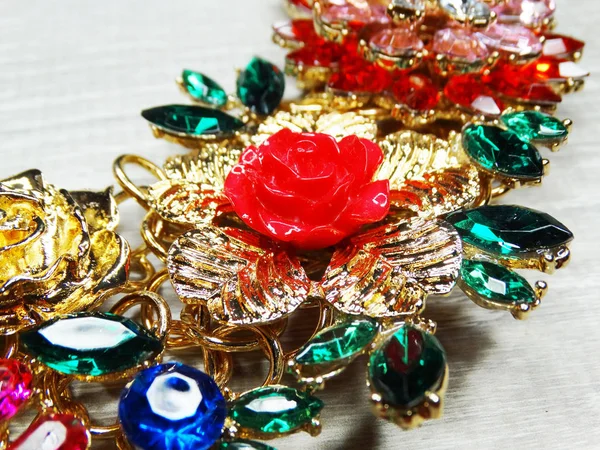 Joyería perlas de moda collar fondo con cristales de colores — Foto de Stock