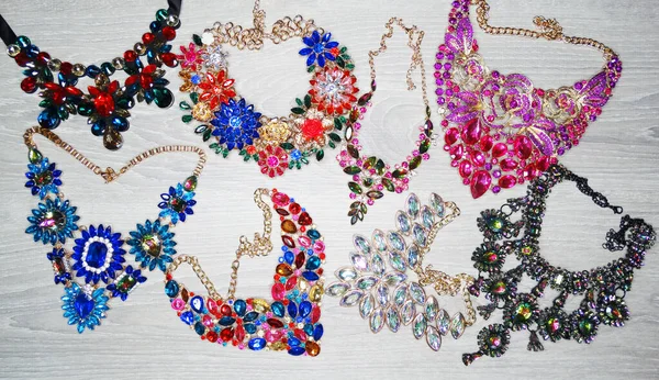 Joyería perlas de moda collar fondo con cristales de colores —  Fotos de Stock