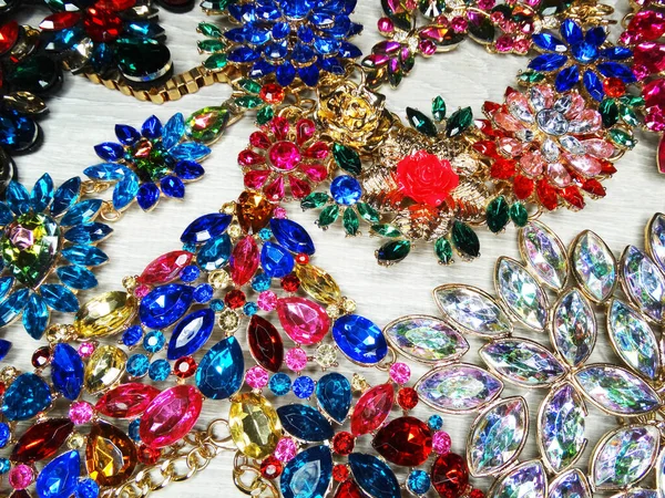 Biżuteria moda koraliki naszyjnik tło z kolorowe kryształy — Zdjęcie stockowe