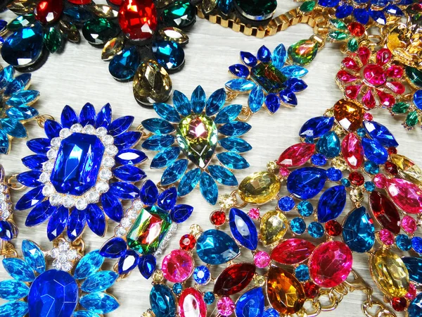 Bijoux perles de mode fond de collier avec cristaux colorés — Photo