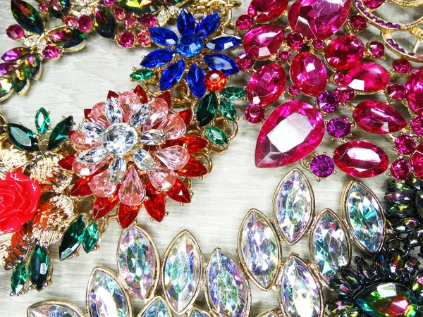 Bijoux perles de mode fond de collier avec cristaux colorés — Photo