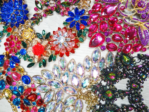 Sieraden mode kralen ketting achtergrond met kleurrijke kristallen — Stockfoto