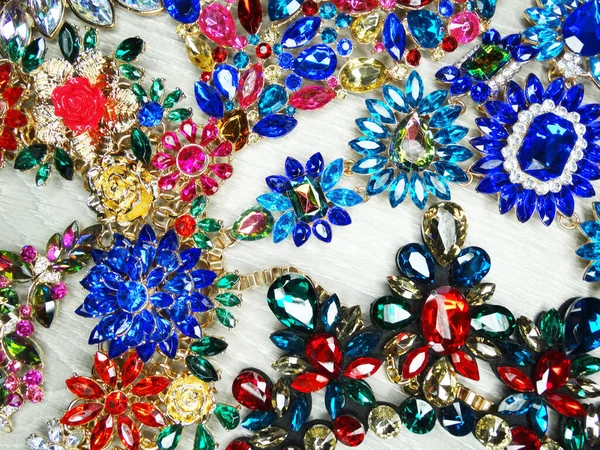 Sieraden mode kralen ketting achtergrond met kleurrijke kristallen — Stockfoto